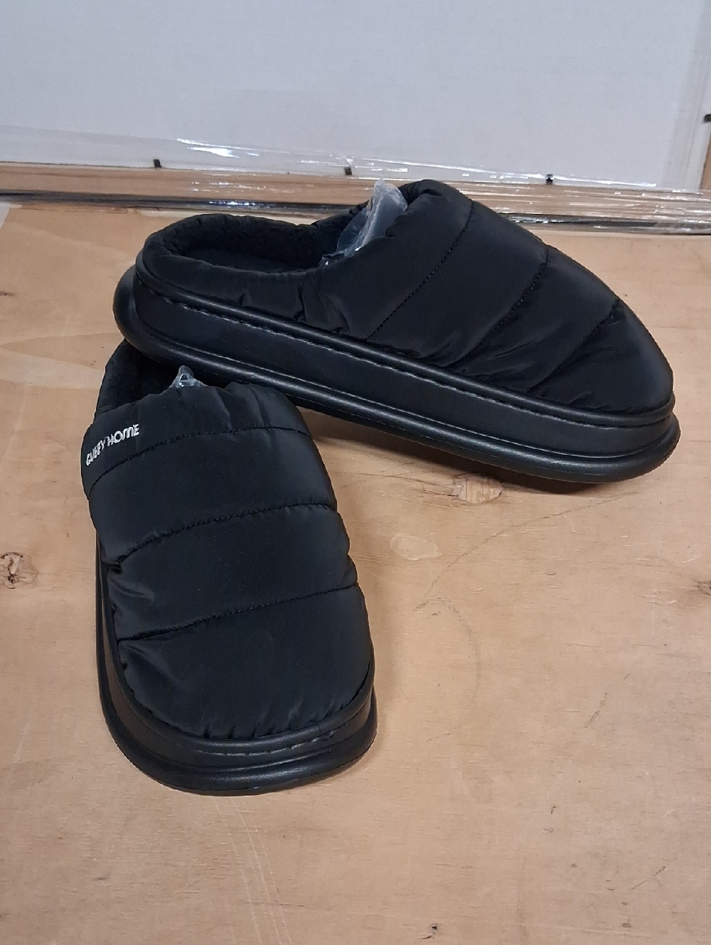 NWOT Men's warm plush slippers with thick soles. Home shoes with EVA sole.